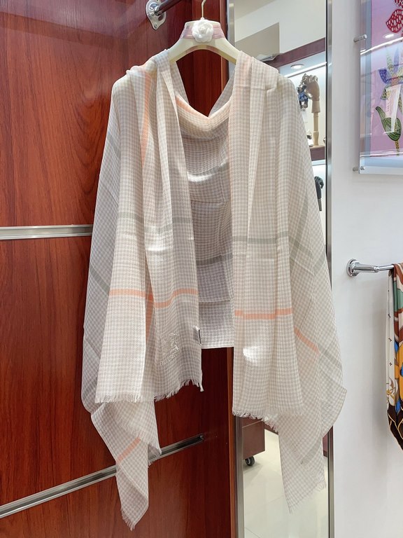 Highlight!!! Premium cozy chic temperament, trust me just take it!!! this soft scarf from Burberry that touches the heart, inimitable color and temperament!!!! Scarf light and shadow will also have a very beautiful speci