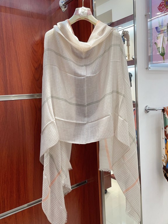 Highlight!!! Premium cozy chic temperament, trust me just take it!!! this soft scarf from Burberry that touches the heart, inimitable color and temperament!!!! Scarf light and shadow will also have a very beautiful speci