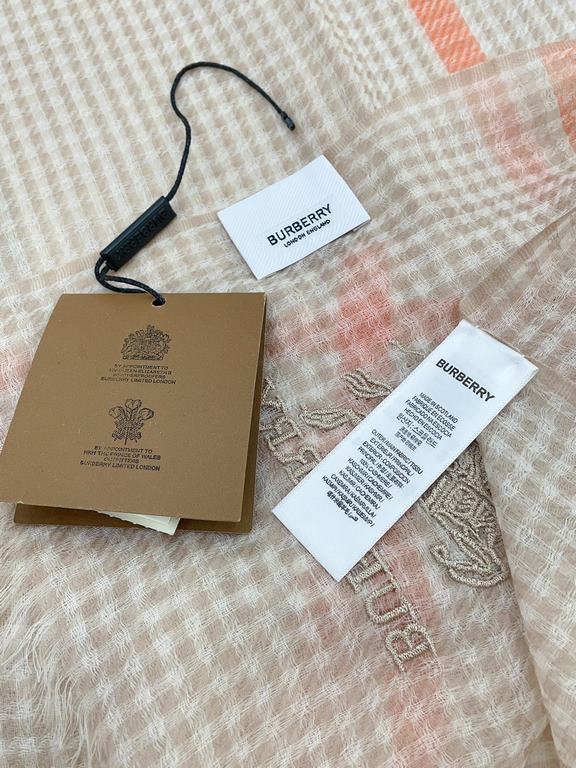 Highlight!!! Premium cozy chic temperament, trust me just take it!!! this soft scarf from Burberry that touches the heart, inimitable color and temperament!!!! Scarf light and shadow will also have a very beautiful speci