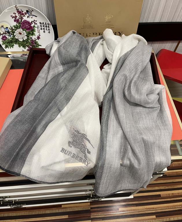 New   Burberry   using Inner Mongolia cashmere, heavily recommended   too beautiful   hot, everyone likes   when the hipsters have several Ba family scarves in the closet,   change a scarf will be enough to give you a re