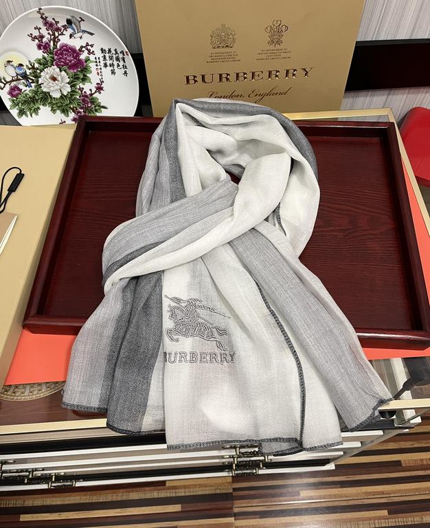 New   Burberry   using Inner Mongolia cashmere, heavily recommended   too beautiful   hot, everyone likes   when the hipsters have several Ba family scarves in the closet,   change a scarf will be enough to give you a re