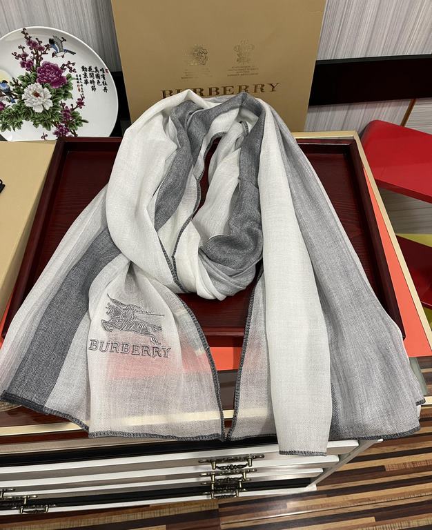 New   Burberry   using Inner Mongolia cashmere, heavily recommended   too beautiful   hot, everyone likes   when the hipsters have several Ba family scarves in the closet,   change a scarf will be enough to give you a re