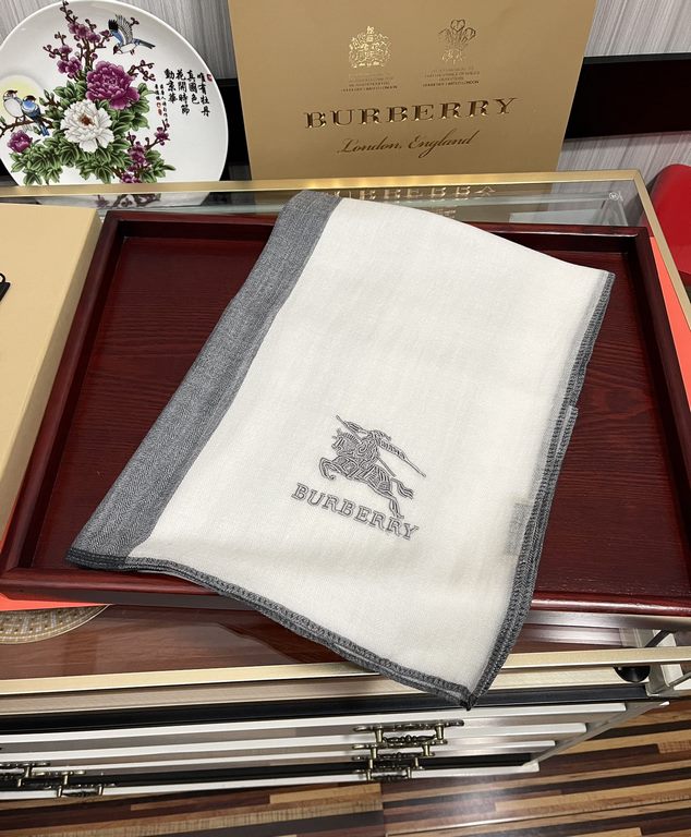 New   Burberry   using Inner Mongolia cashmere, heavily recommended   too beautiful   hot, everyone likes   when the hipsters have several Ba family scarves in the closet,   change a scarf will be enough to give you a re