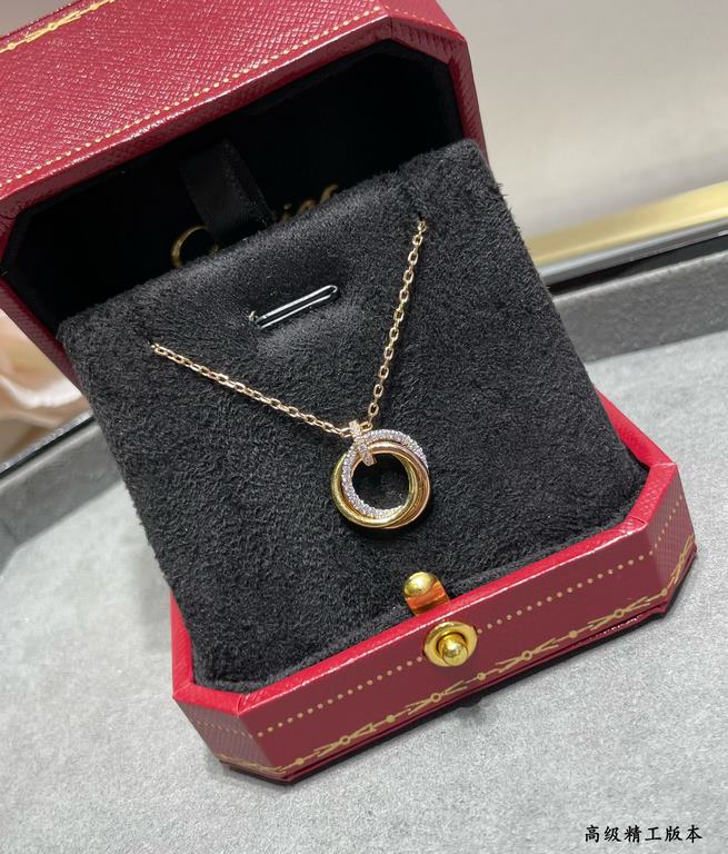 V gold material Cartier trumpet triple ring necklace with diamonds, another classic, ring set Perfect interpretation of symmetrical aesthetics Elegant and generous. Wearing comfort is high It is not easy to hook to the i