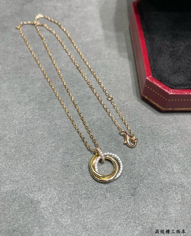 V gold material Cartier trumpet triple ring necklace with diamonds, another classic, ring set Perfect interpretation of symmetrical aesthetics Elegant and generous. Wearing comfort is high It is not easy to hook to the i