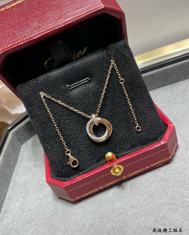 V gold material Cartier trumpet triple ring necklace with diamonds, another classic, ring set Perfect interpretation of symmetrical aesthetics Elegant and generous. Wearing comfort is high It is not easy to hook to the i