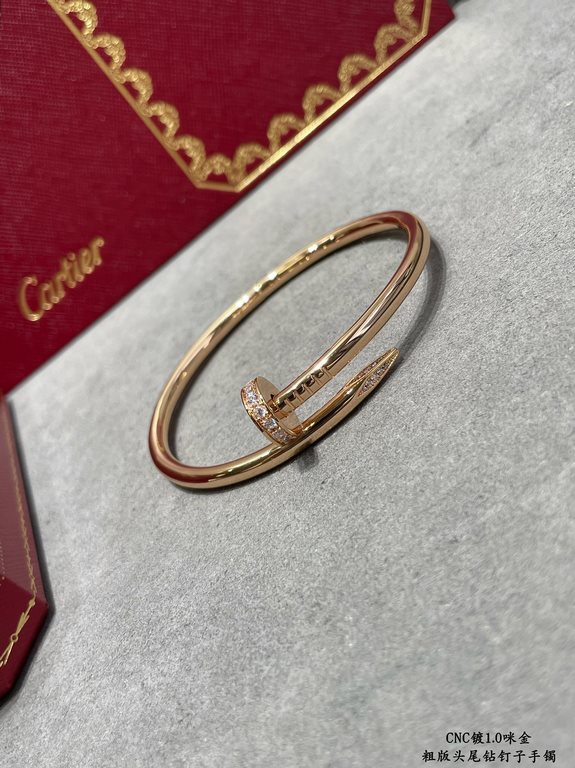 V gold plated 1.0 micro gold DB original lettering CNC version Cartier rough version head and tail diamond studs bracelet       Cartier Cartier Juste un Clou studs bracelet Classic work Three colors complete Couples Gift