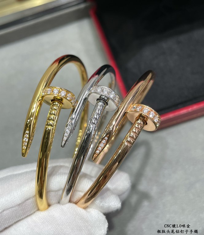 V gold plated 1.0 micro gold DB original lettering CNC version Cartier rough version head and tail diamond studs bracelet       Cartier Cartier Juste un Clou studs bracelet Classic work Three colors complete Couples Gift