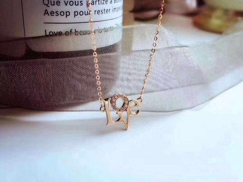 Hot Sell Grab    Cartier   Love letters necklace [color] to jewelry to express personal Full of happiness    High-end customization micro-setting process into the design of the word LOVE  Hot push models, imported diamon