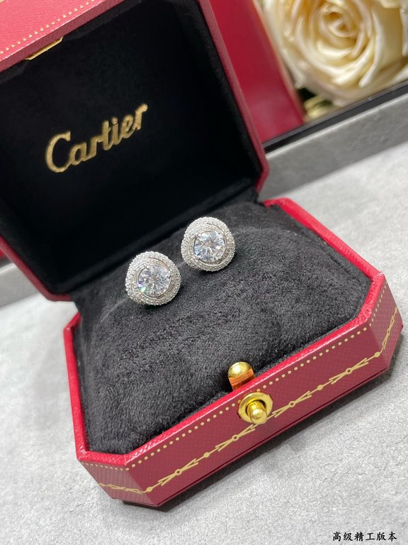 V gold material Cartier twist earrings, exquisite   From cutting the main stone to plating to the finished product Very time-consuming. Imported high-carbon diamonds to do the main stone small diamond ring embracing inla