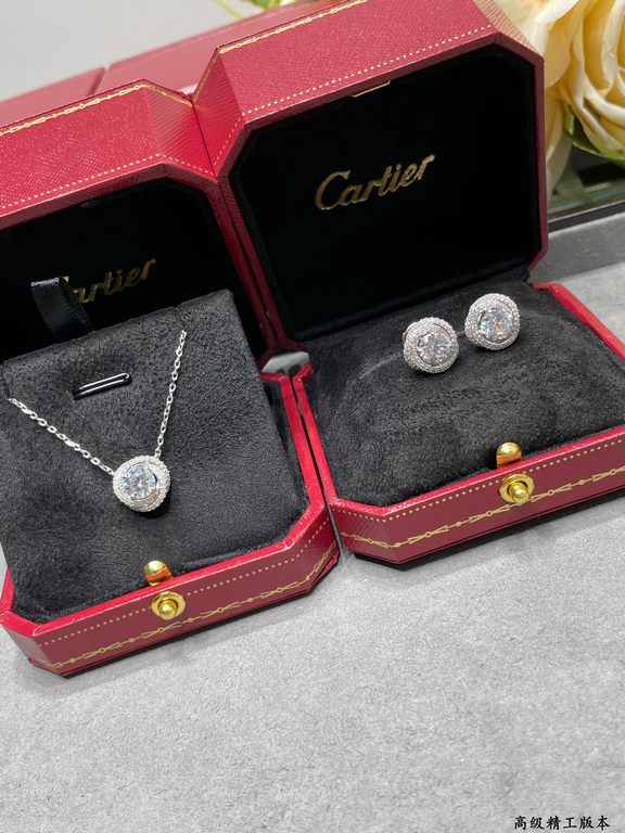 V gold material Cartier twist earrings, exquisite   From cutting the main stone to plating to the finished product Very time-consuming. Imported high-carbon diamonds to do the main stone small diamond ring embracing inla