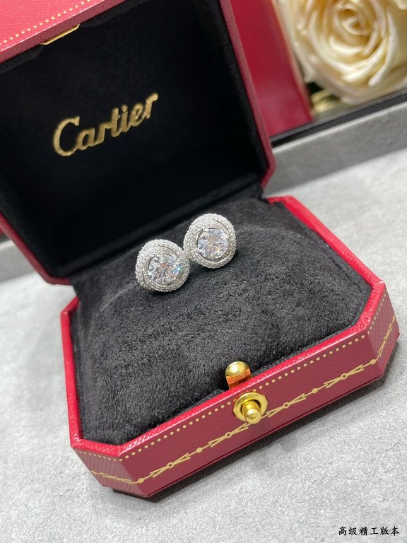 V gold material Cartier twist earrings, exquisite   From cutting the main stone to plating to the finished product Very time-consuming. Imported high-carbon diamonds to do the main stone small diamond ring embracing inla