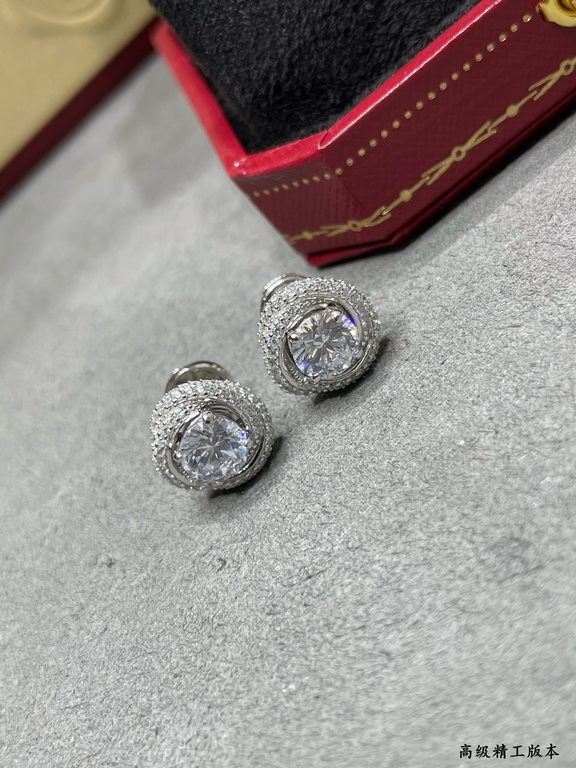 V gold material Cartier twist earrings, exquisite   From cutting the main stone to plating to the finished product Very time-consuming. Imported high-carbon diamonds to do the main stone small diamond ring embracing inla