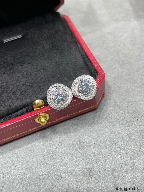 V gold material Cartier twist earrings, exquisite   From cutting the main stone to plating to the finished product Very time-consuming. Imported high-carbon diamonds to do the main stone small diamond ring embracing inla