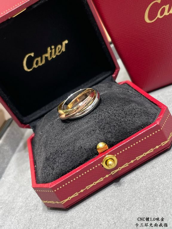 V gold material Cartier three rings without diamonds   Size 678. manpower a   ring embracing inlay Perfect interpretation of symmetrical aesthetics Elegant and generous. Ring butt Smooth ring arm Wear comfortably without