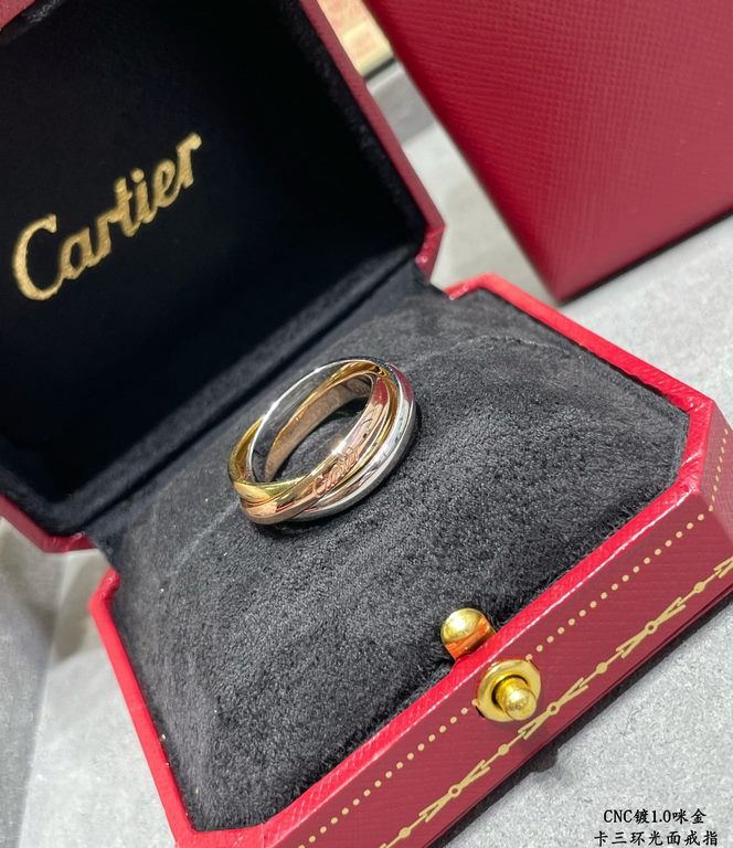 V gold material Cartier three rings without diamonds   Size 678. manpower a   ring embracing inlay Perfect interpretation of symmetrical aesthetics Elegant and generous. Ring butt Smooth ring arm Wear comfortably without