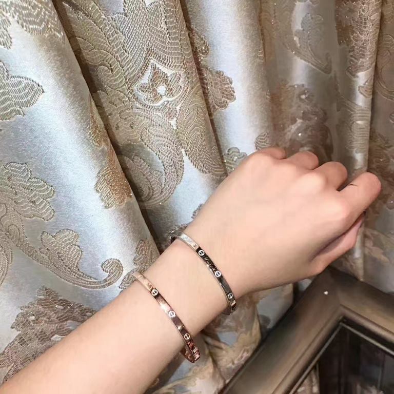 Cartier Cartier   Exclusive high-quality   Throughout the body of S925 sterling silver material    fire narrow version of the bracelet   High-end customization   Screw print bracelet   Precision crafted   There are a lot