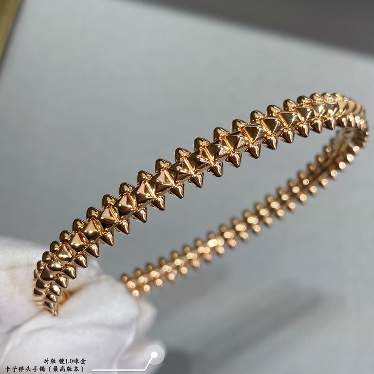 V gold plated 1.0 imitation gold Cartier CNC pair version of bullet bracelet, the most popular one    Both sides of the small willow nails can be free to shake, very personalized one. Eternal classic Very hot in recent y