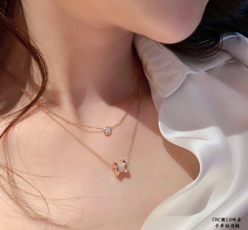 V gold plated 1.0 imitation gold Cartier solitaire necklace. Classic production Small jewelry can bring out the atmosphere and freshness Add the original small hangtag not the market ordinary version