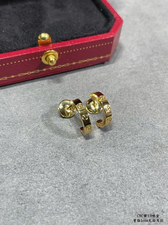 V gold Cartier Cartier CNC narrow glossy LOVE earrings Classic with flying saucer   earplugs [purchasing level]   classic Cartier love series calendered screw print the most classic models do not need to be introduced Ge