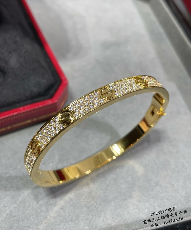 V gold plated with 1.0 micro gold 3 colors available Only the high level of craftsmanship version Cartier wide version of the full star II CNC hand-set diamond bracelet, each stone on the bracelet is set by hand refracti