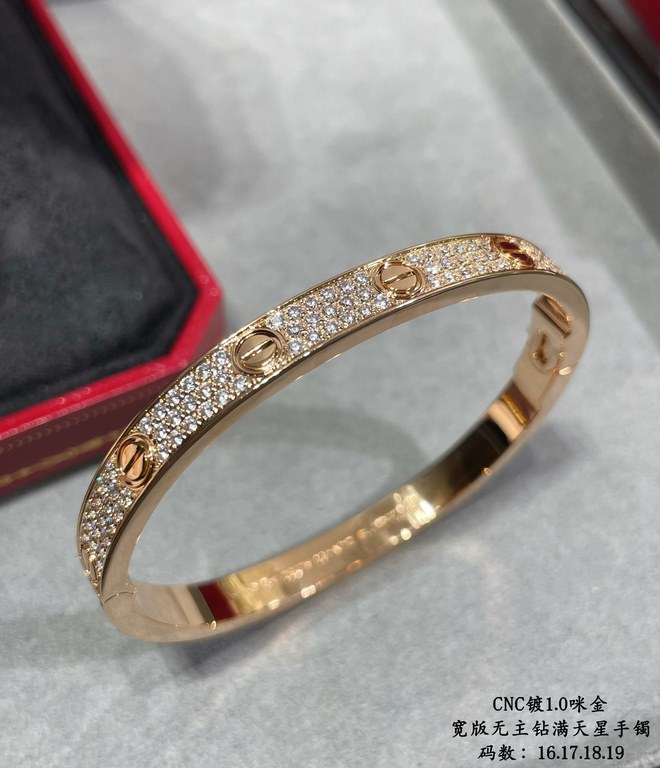 V gold plated with 1.0 micro gold 3 colors available Only the high level of craftsmanship version Cartier wide version of the full star II CNC hand-set diamond bracelet, each stone on the bracelet is set by hand refracti