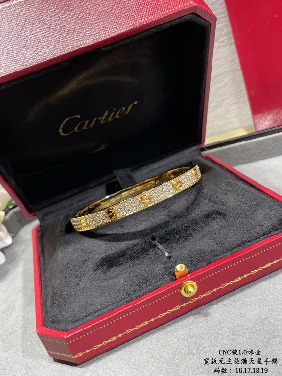 V gold plated with 1.0 micro gold 3 colors available Only the high level of craftsmanship version Cartier wide version of the full star II CNC hand-set diamond bracelet, each stone on the bracelet is set by hand refracti