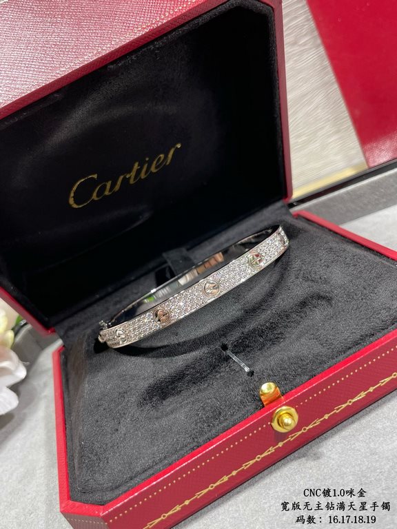 V gold plated with 1.0 micro gold 3 colors available Only the high level of craftsmanship version Cartier wide version of the full star II CNC hand-set diamond bracelet, each stone on the bracelet is set by hand refracti