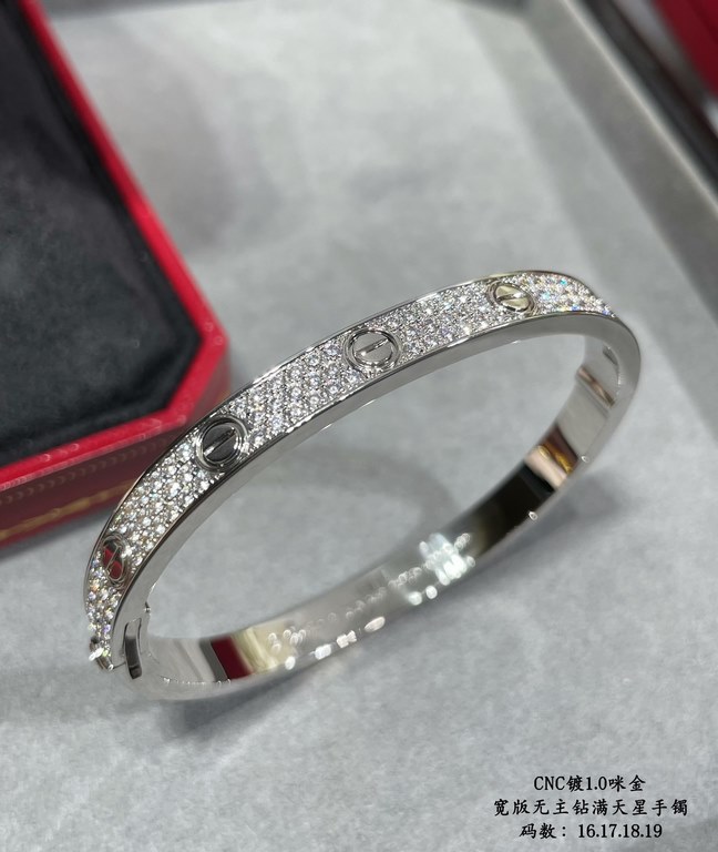 V gold plated with 1.0 micro gold 3 colors available Only the high level of craftsmanship version Cartier wide version of the full star II CNC hand-set diamond bracelet, each stone on the bracelet is set by hand refracti