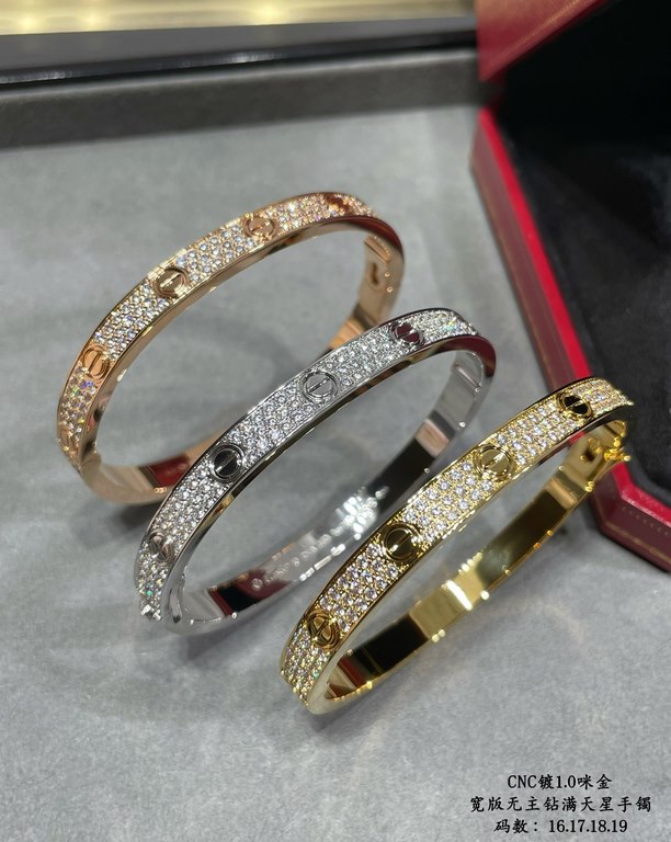 V gold plated with 1.0 micro gold 3 colors available Only the high level of craftsmanship version Cartier wide version of the full star II CNC hand-set diamond bracelet, each stone on the bracelet is set by hand refracti