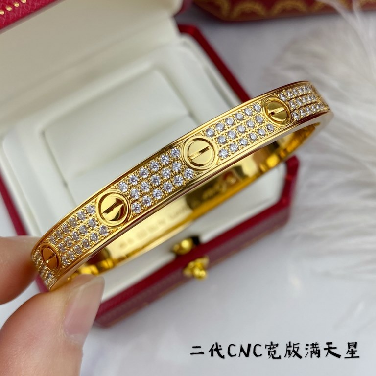 V gold plated imitation gold. Size 16-17 Three colors are available Only high quality crafted version Cartier Wide Full Star II CNC hand-set diamonds Each stone on the bracelet is hand-set Refractive refractive index vis