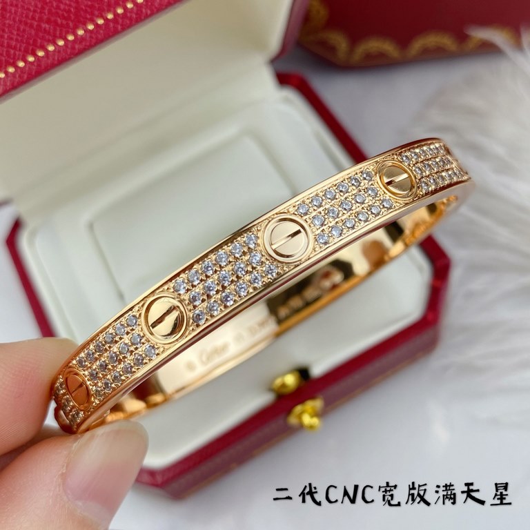 V gold plated imitation gold. Size 16-17 Three colors are available Only high quality crafted version Cartier Wide Full Star II CNC hand-set diamonds Each stone on the bracelet is hand-set Refractive refractive index vis