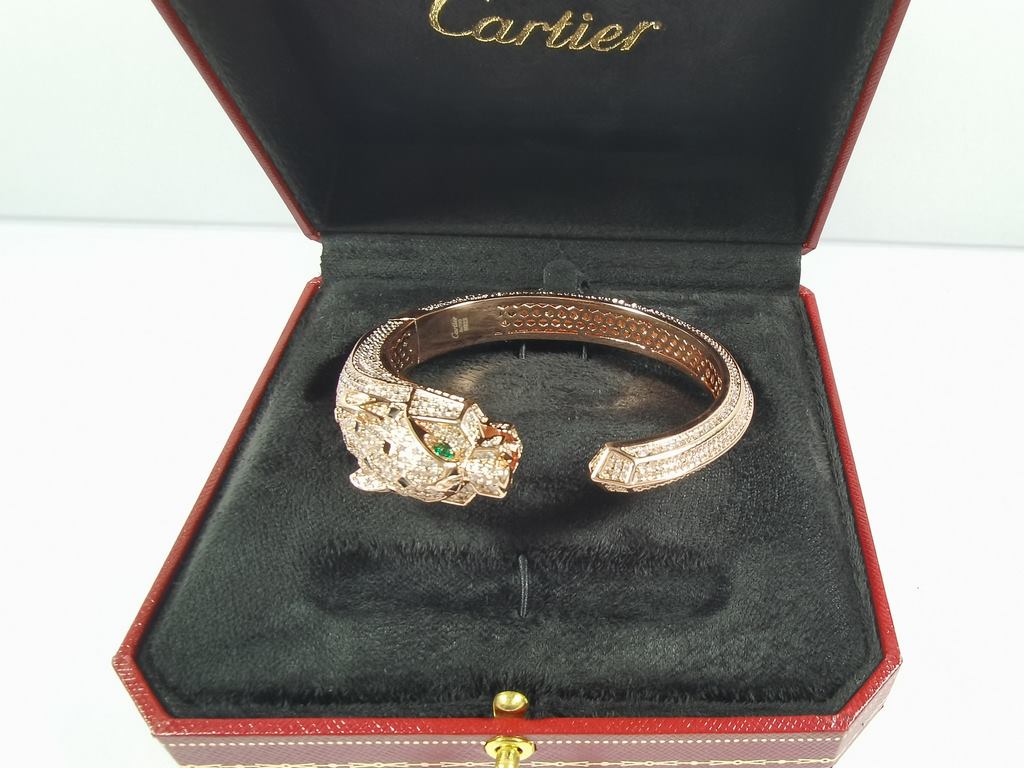 Cartier dominant leopard head full of diamonds burst bracelet.Panthère de Cartier leopard bracelet in 18kt yellow gold! Round brilliant diamonds. Emeralds, onyx. The cheetah - as Cartier's iconic animal figure - first ap