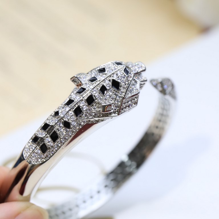 Cartier Spotted Fancy Diamond Leopard Bracelet Set with 360! Round brilliant diamonds. Emerald, Onyx   The cheetah - as Cartier's iconic animal figure - first appeared in 1914. Louis Cartier was the first to use the chee