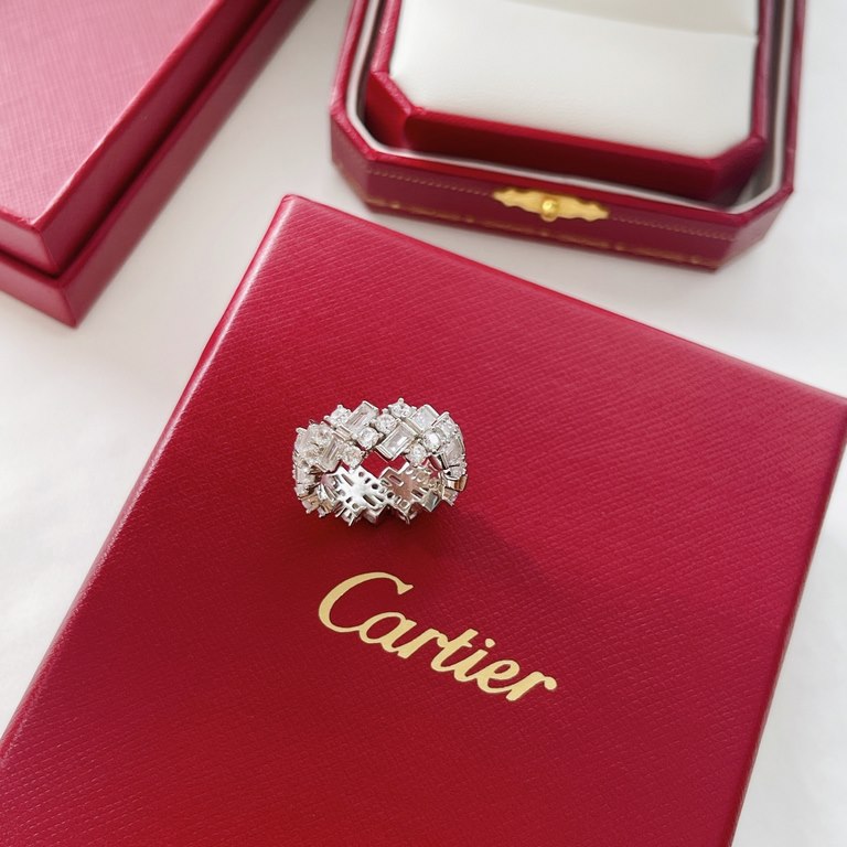 Cartier New Chic three rows of diamonds Square Diamond Ring Drill can enhance the overall sense of collocation, inadvertently a turn back, the light refracts the fire of the diamond, simply the whole person is noble. Thi