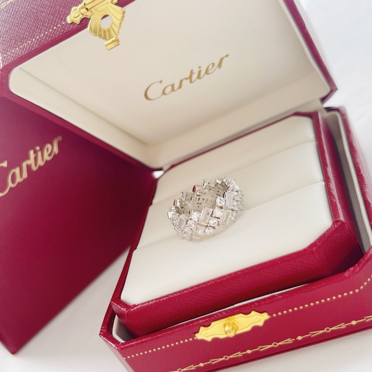 Cartier New Chic three rows of diamonds Square Diamond Ring Drill can enhance the overall sense of collocation, inadvertently a turn back, the light refracts the fire of the diamond, simply the whole person is noble. Thi