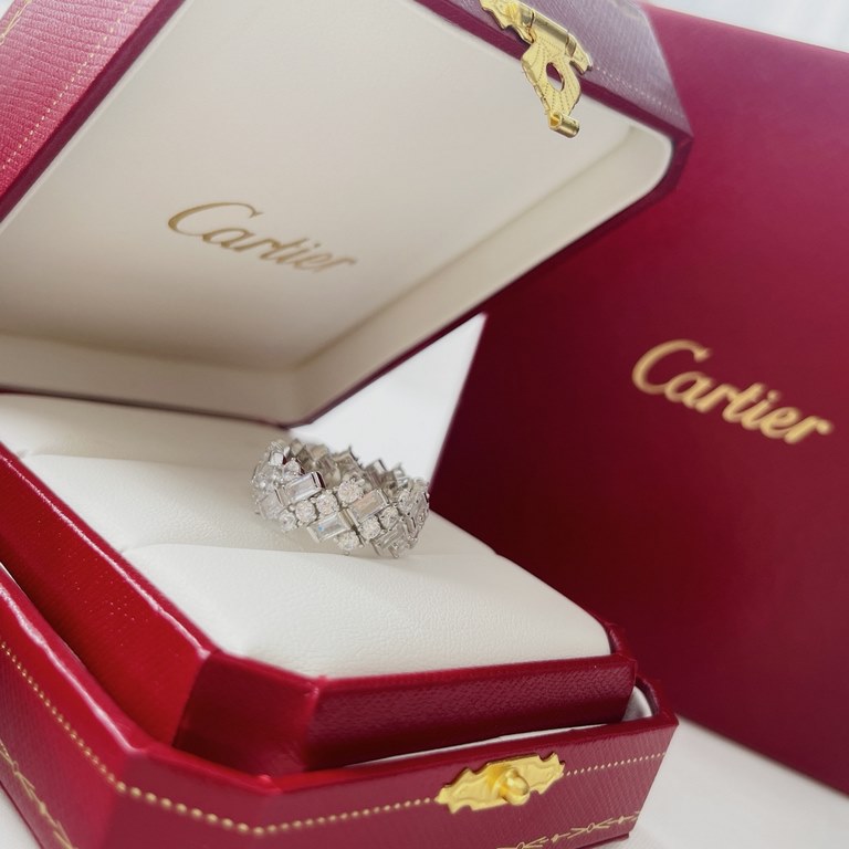 Cartier New Chic three rows of diamonds Square Diamond Ring Drill can enhance the overall sense of collocation, inadvertently a turn back, the light refracts the fire of the diamond, simply the whole person is noble. Thi