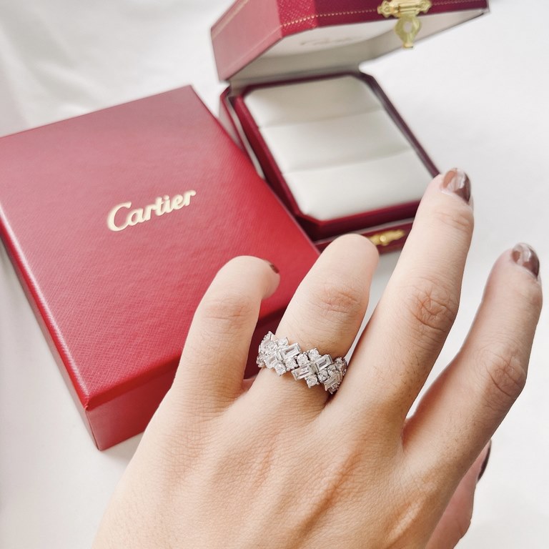 Cartier New Chic three rows of diamonds Square Diamond Ring Drill can enhance the overall sense of collocation, inadvertently a turn back, the light refracts the fire of the diamond, simply the whole person is noble. Thi