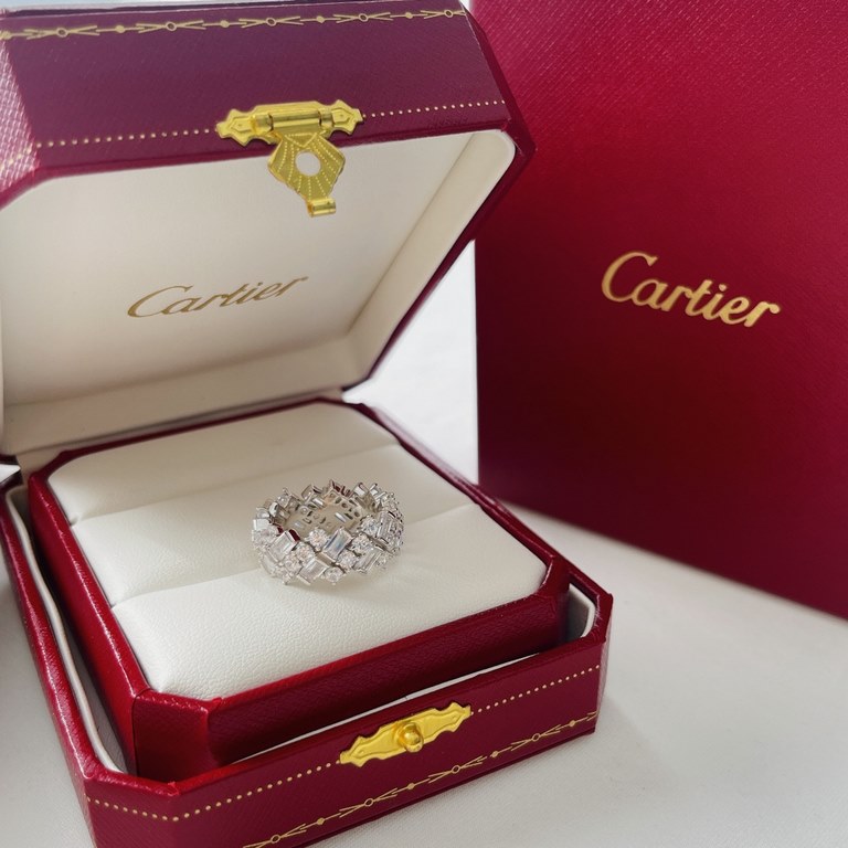 Cartier New Chic three rows of diamonds Square Diamond Ring Drill can enhance the overall sense of collocation, inadvertently a turn back, the light refracts the fire of the diamond, simply the whole person is noble. Thi