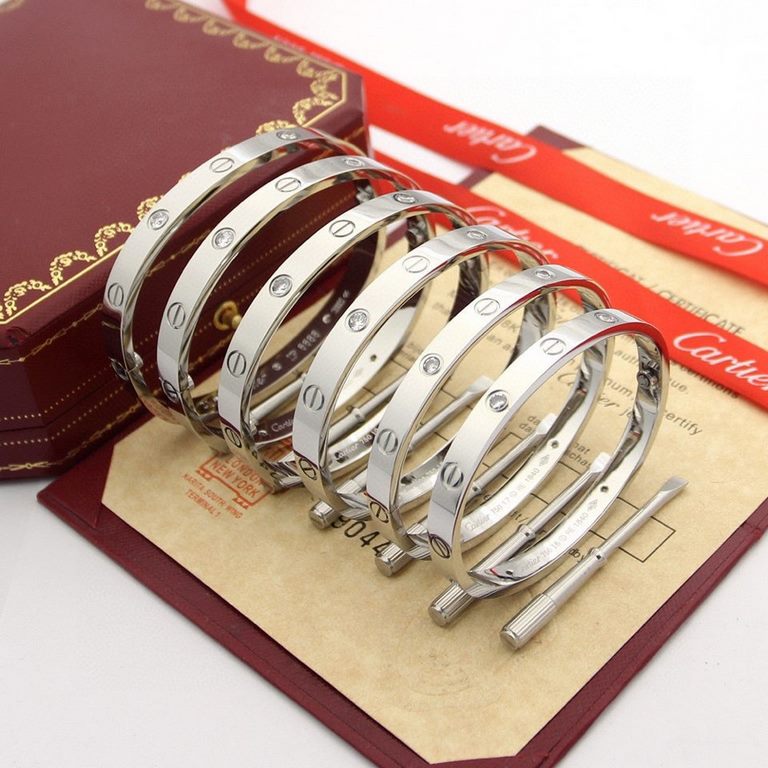 [Seiko version] Cartier classic wide version of the four diamond love bracelet Eight years of professional manufacturing, precipitation exquisite craftsmanship, wide version of the workmanship, details, quality Do not ne