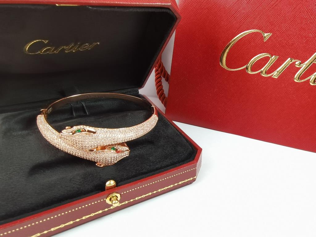 Cartier dominant double-headed leopard full of diamonds bracelet. Panther bracelet Panthère de Cartier panther ring in 18kt yellow gold! Round brilliant diamonds. Emeralds, onyx. The cheetah - as Cartier's iconic animal 