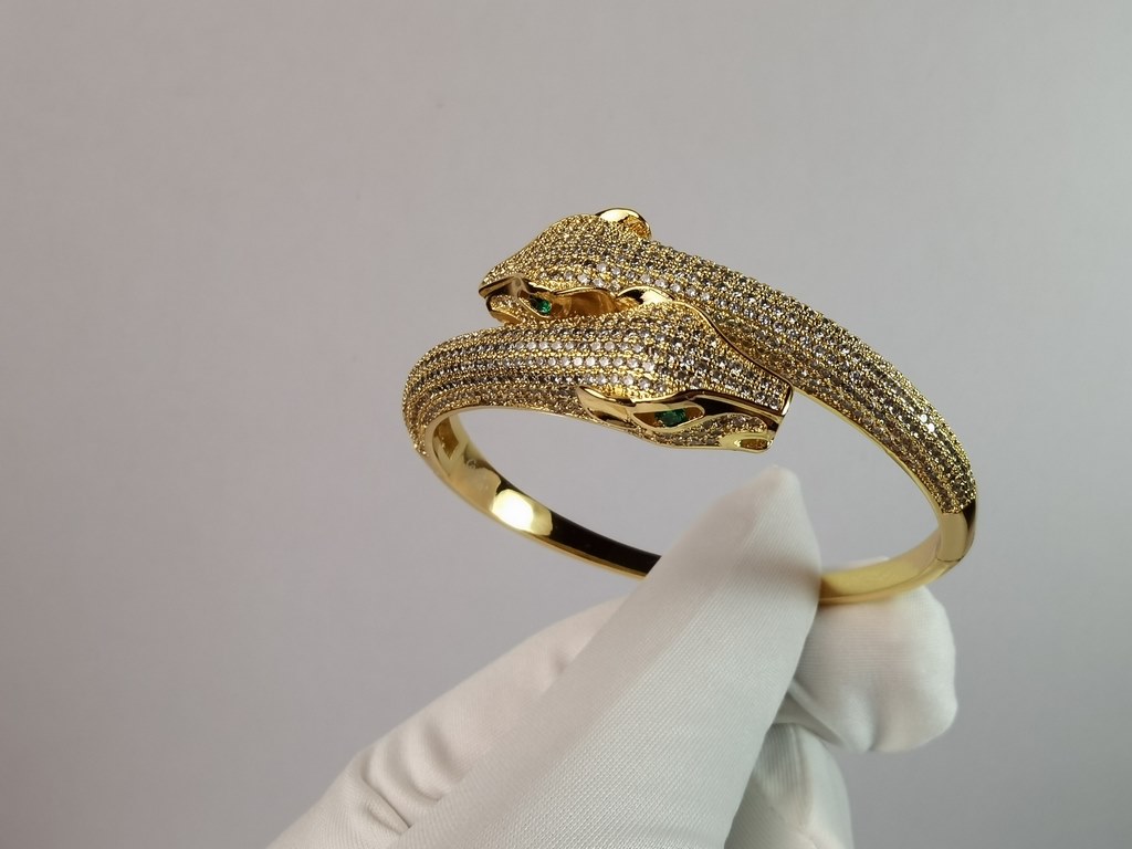 Cartier dominant double-headed leopard full of diamonds bracelet. Panther bracelet Panthère de Cartier panther ring in 18kt yellow gold! Round brilliant diamonds. Emeralds, onyx. The cheetah - as Cartier's iconic animal 