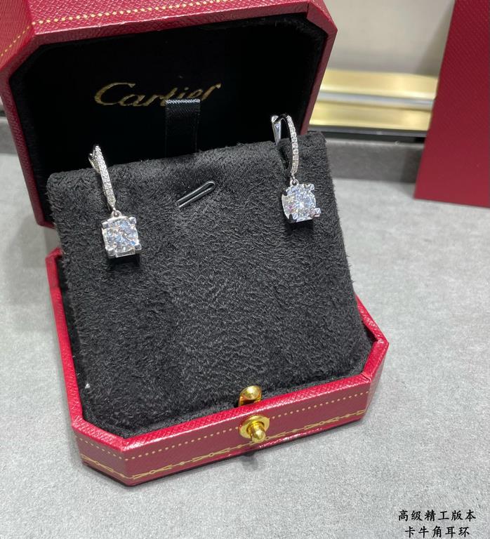 9 2  5  Delicate and thick Cartier horn earrings, a jewelry that expresses the spirit of freedom, witnessing the legendary love of the unswerving, witnessing the intimacy of lovers, love without end ......