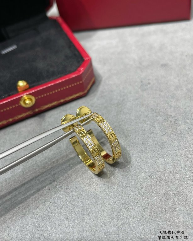 V gold plated mimic gold only do high grade precision version CNC full hand set, Cartier narrow version of the star earrings, earrings on each stone are hand set on the refractive index visible to the naked eye   V gold 