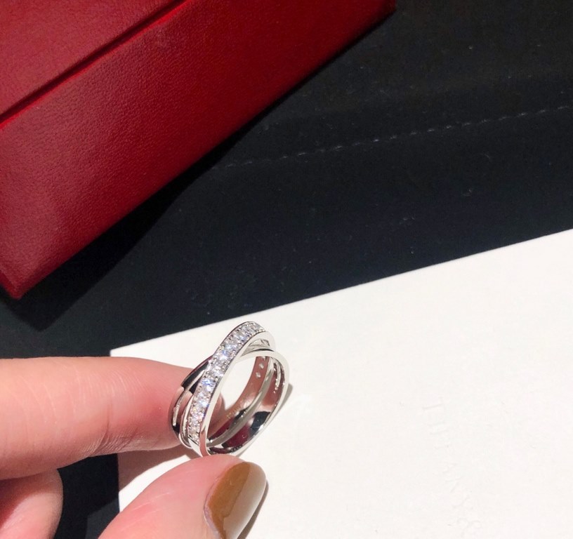 Flame All celebrities and fashionistas the same Cartier Cartier Etincelle De Collection Cross Diamonds Ring 925 sterling silver imported from Germany micro-set with high carbon diamonds one to one craftsmanship original 