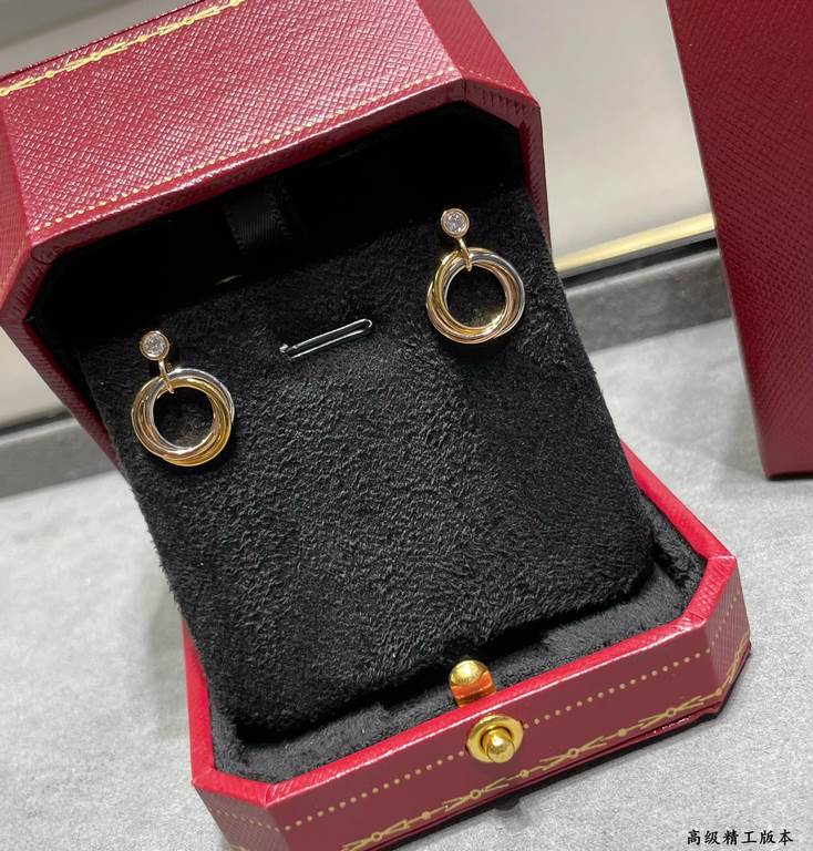 V gold material Cartier triple ring earrings, another classic, ring set Perfect interpretation of symmetrical aesthetics Elegant and generous. Wear comfort is high It is not easy to hook to the items! Real gold texture b