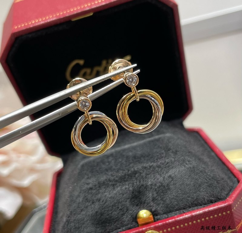 V gold material Cartier triple ring earrings, another classic, ring set Perfect interpretation of symmetrical aesthetics Elegant and generous. Wear comfort is high It is not easy to hook to the items! Real gold texture b