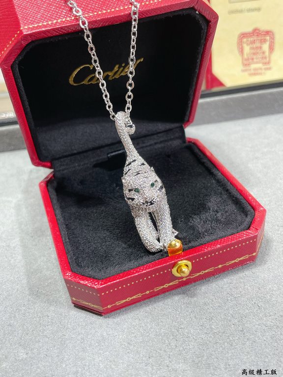 Cartier domineering models tiger necklace   sweater long chain domineering not lose femininity , attend the banquet Patty awesome    unisex!  PANTHèRE DE CARTIER collection, tiger necklace, full diamond design. My family