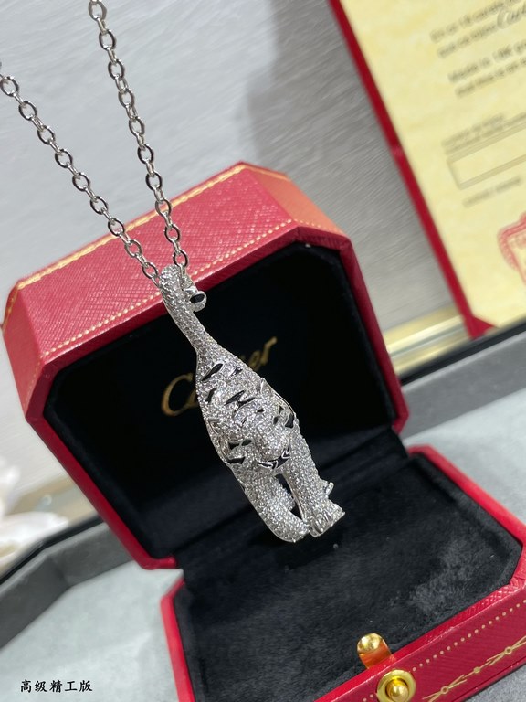 Cartier domineering models tiger necklace   sweater long chain domineering not lose femininity , attend the banquet Patty awesome    unisex!  PANTHèRE DE CARTIER collection, tiger necklace, full diamond design. My family