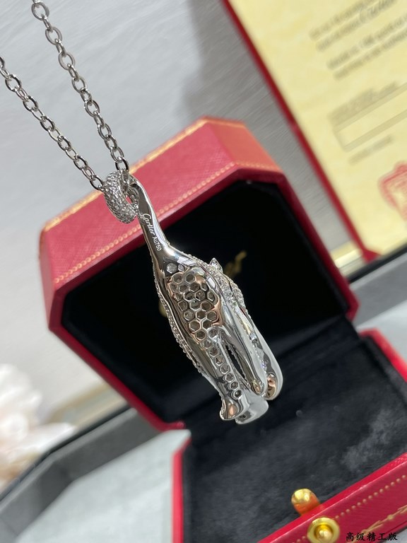 Cartier domineering models tiger necklace   sweater long chain domineering not lose femininity , attend the banquet Patty awesome    unisex!  PANTHèRE DE CARTIER collection, tiger necklace, full diamond design. My family